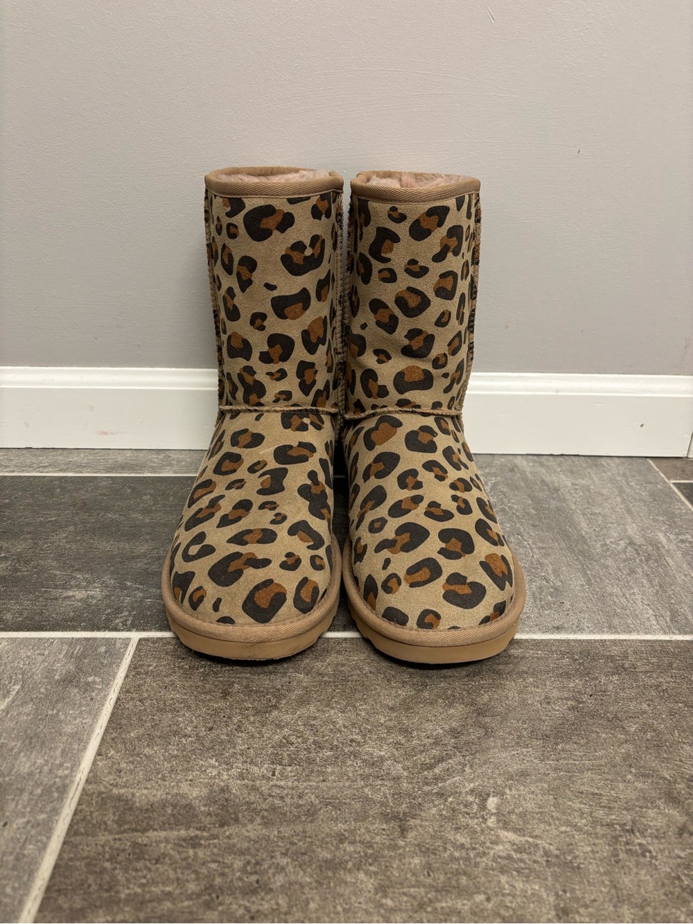 UGG Classic Short II Genuine Sheepskin Lined Leopard Print Boots Women Size 10